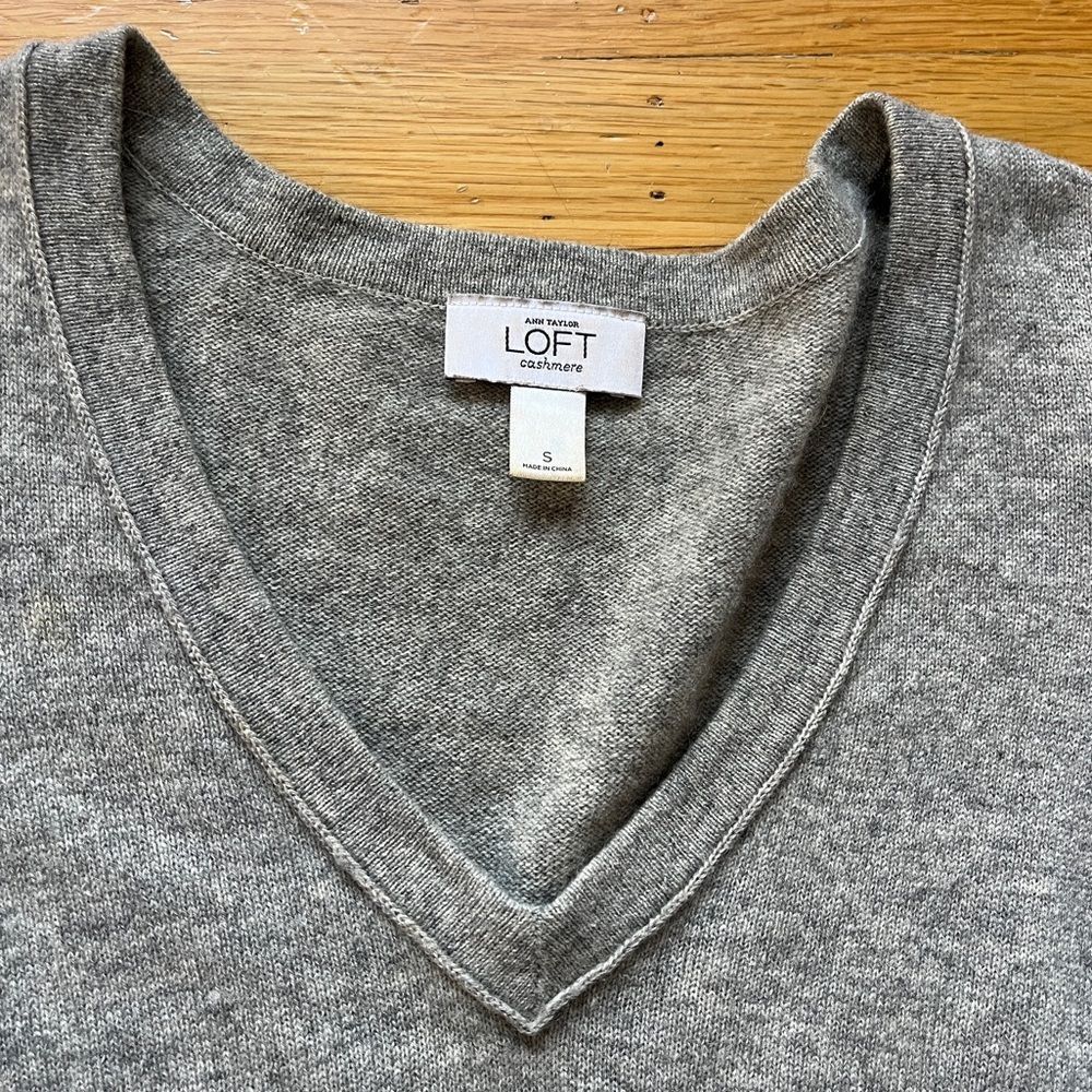 Ann Taylor loft Heather gray oatmeal cashmere v-neck sweater preppy staple S lux